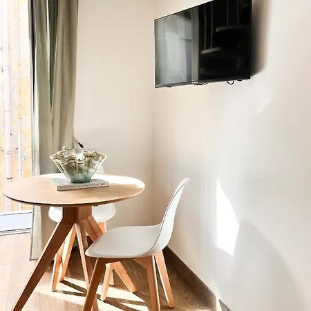 Portico 32 Bed and Breakfast